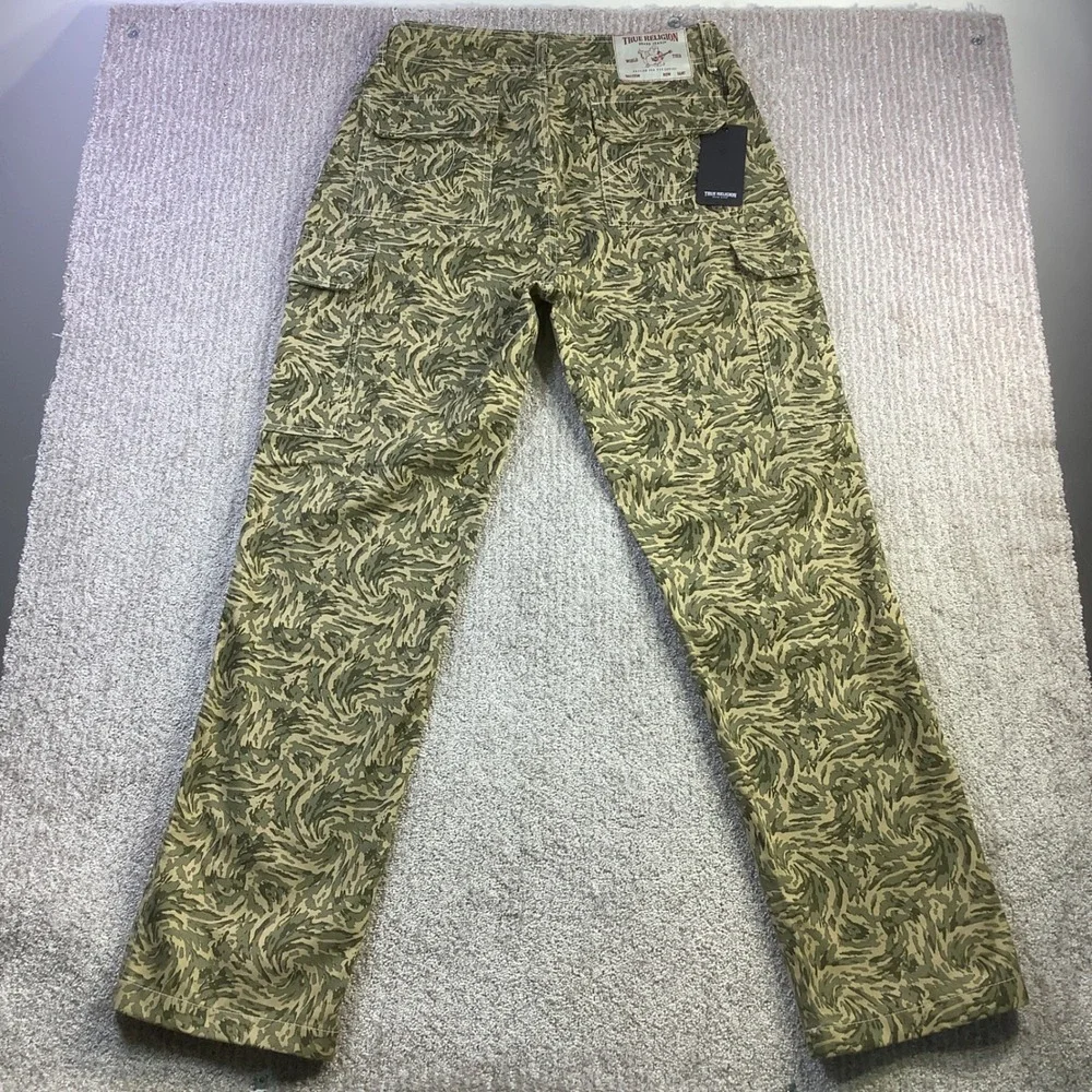True Religion Abstract Camo SN Cargo Pants Green Straight Leg Size 30 x 32 NWT